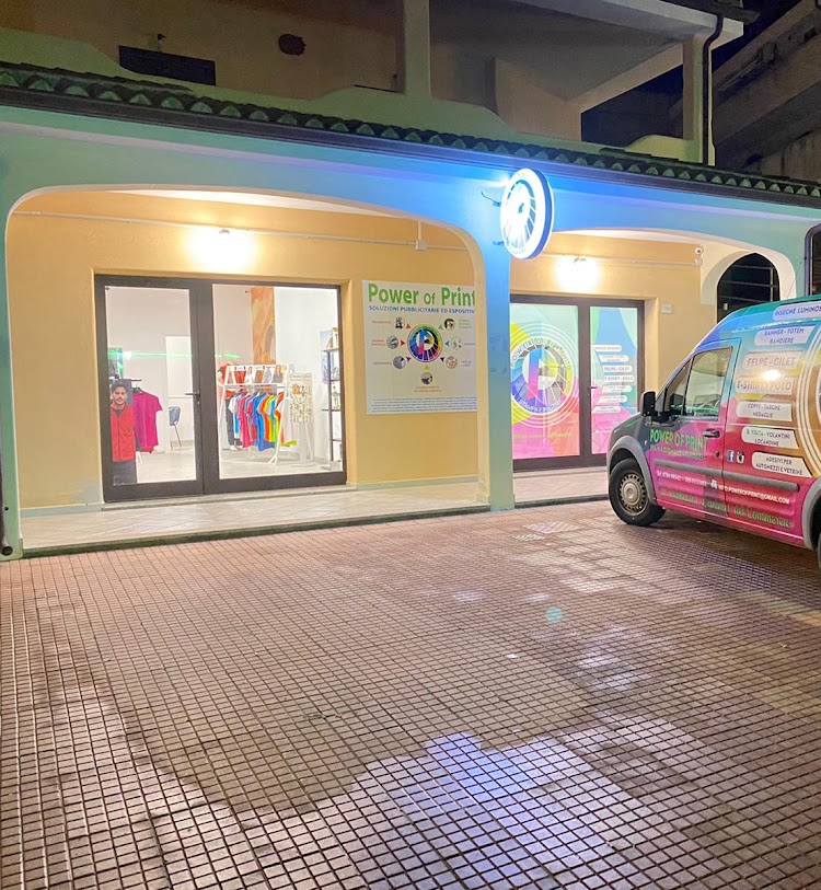 Esterno del negozio Power Of Print a Orosei