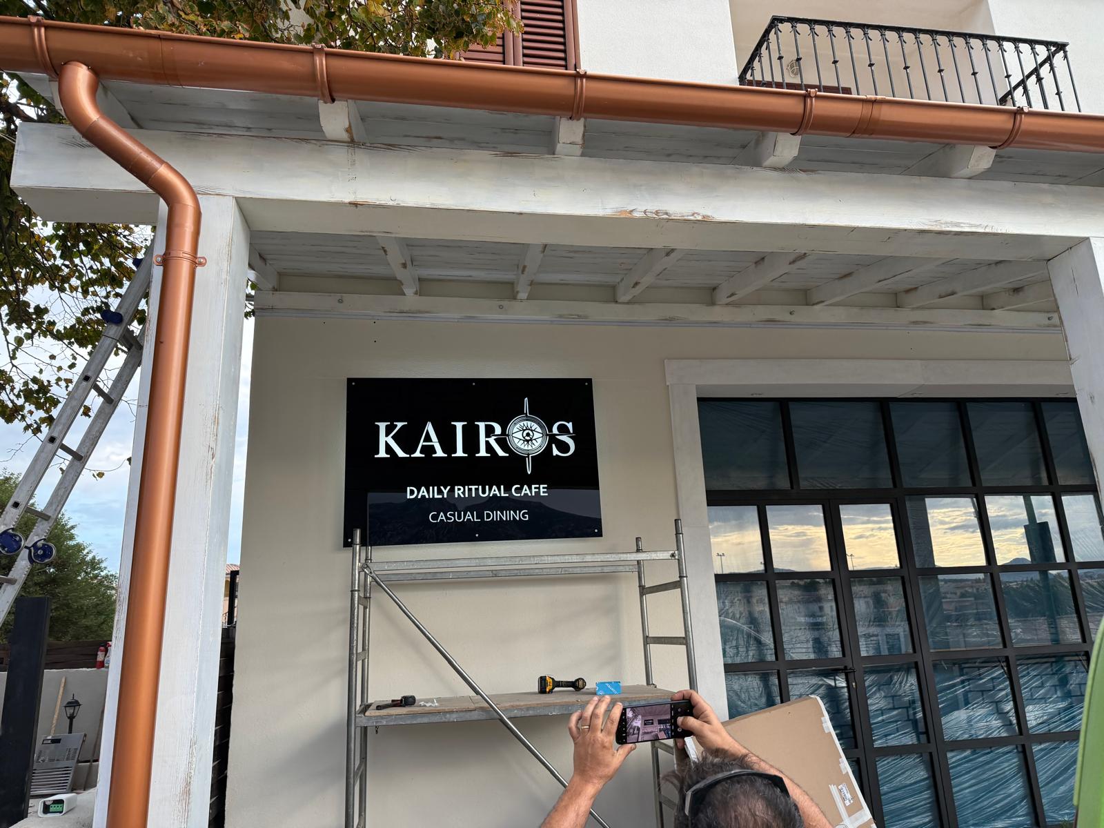 Insegna Kairos Cafe