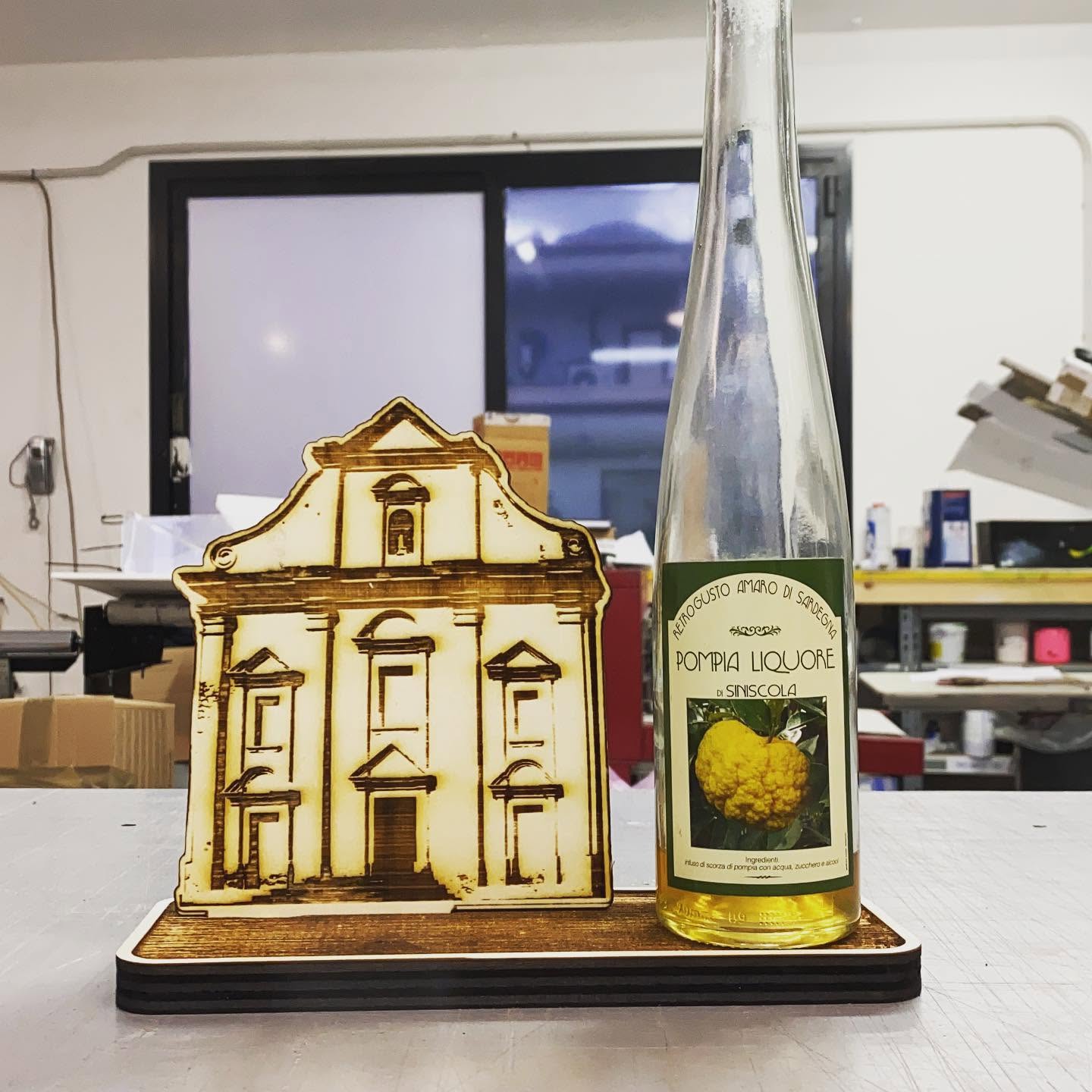 Gadget in legno con etichetta per liquore